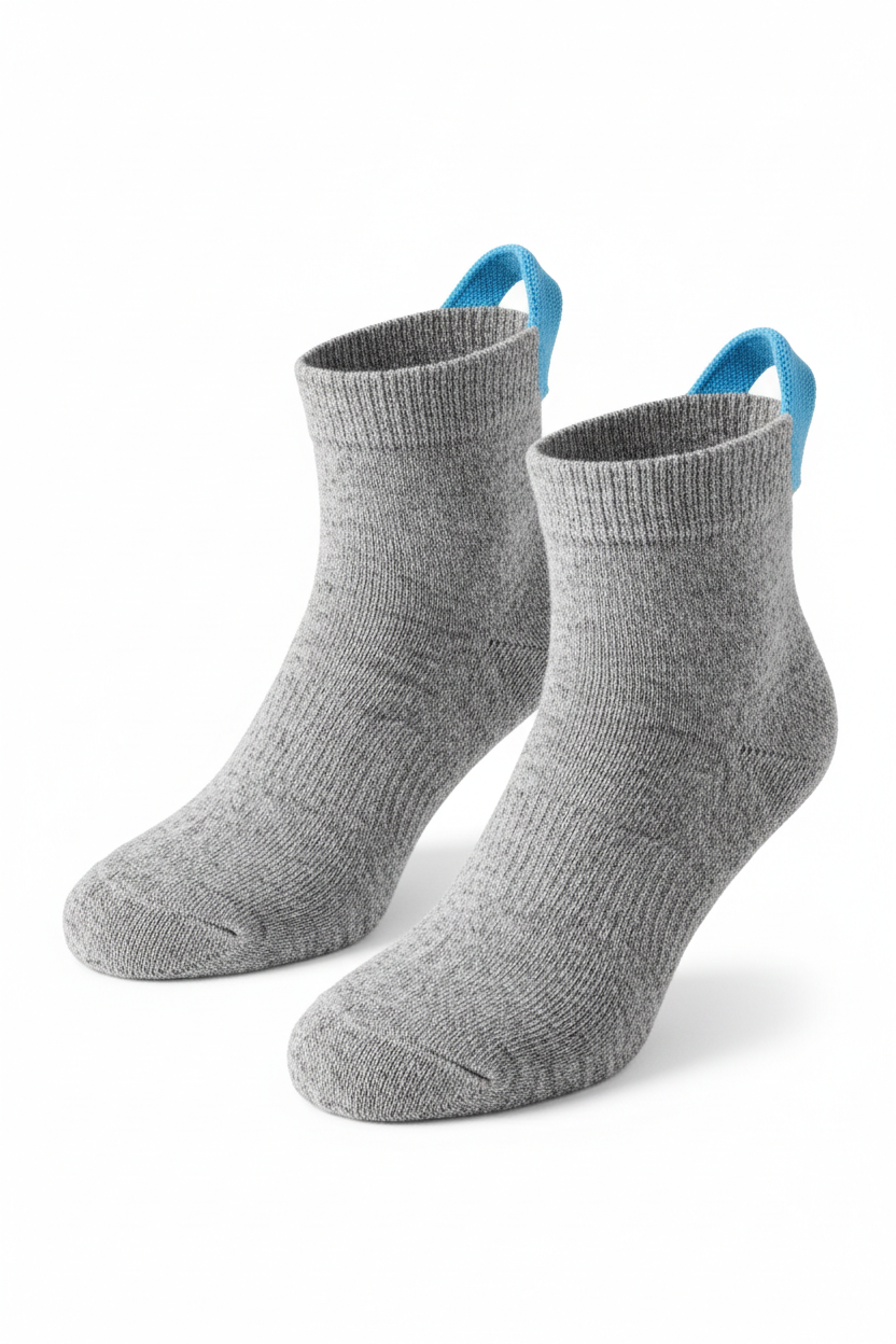 Adaptive socks with easy-pull tabs